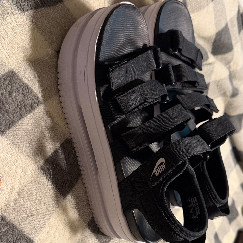 Nike Icon Classic platform sandals women’s black and white